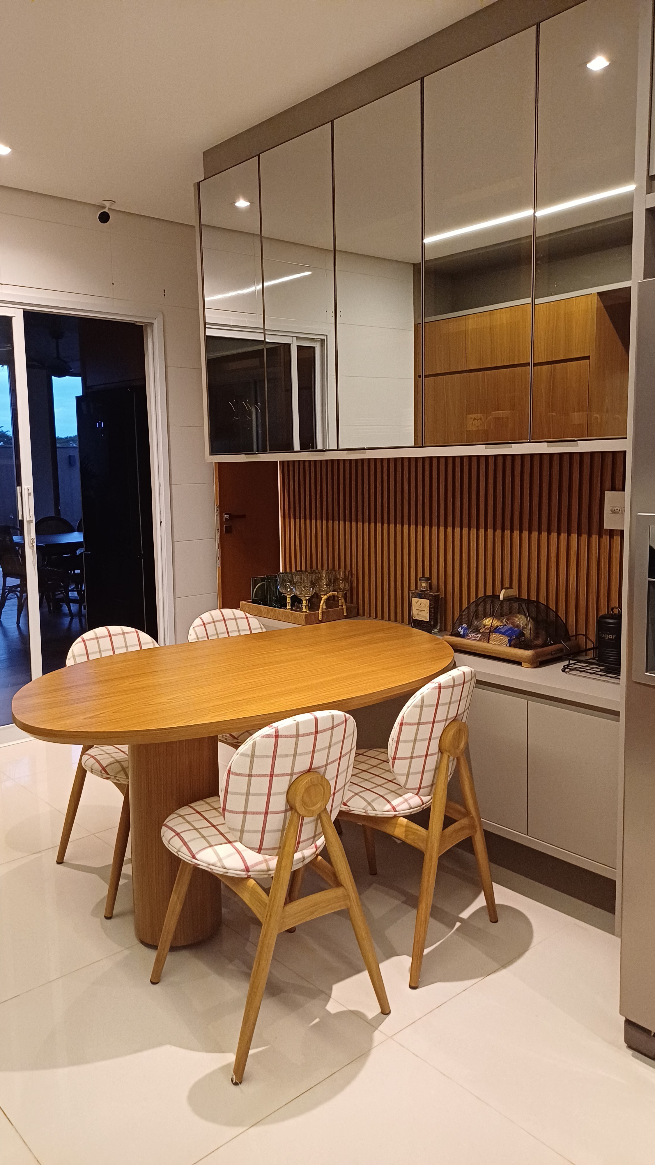 Cozinha planejada moderna escura com ilha